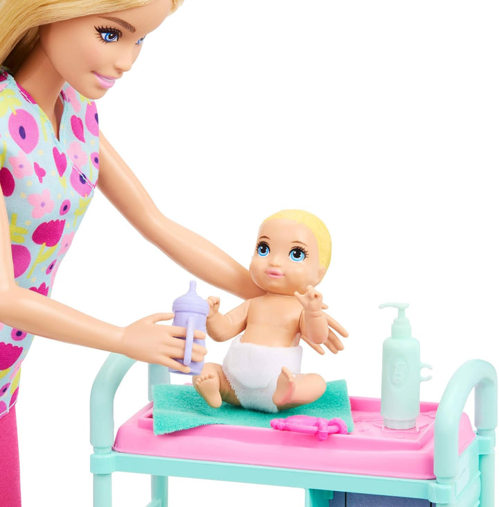 Barbie Karriere Kinderärztin-Spielset mit Blonder Puppe in OP-Bekleidung, 2 Baby-Puppen, Behandlungs