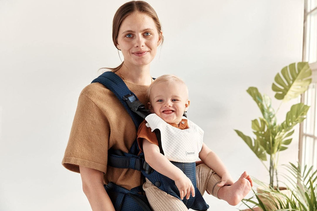 BABYBJÖRN Babytrage Harmony, 3D-Netzstoff, Marineblau mit Lätzchen Marineblau Lätzchen, Marineblau L