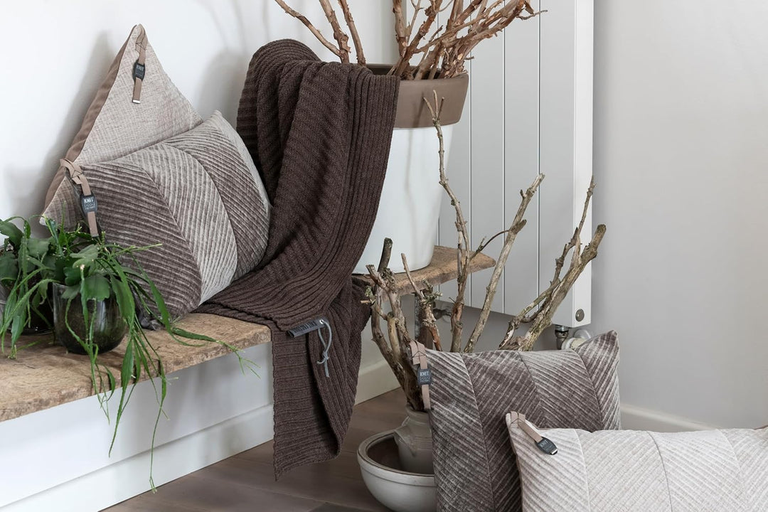 KNIT FACTORY - Beau Kissen - Velourkissen - Modischen Streifenmusters - Sofakissen - 50x50 - Dunkelb