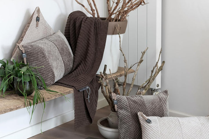 KNIT FACTORY - Beau Kissen - Velourkissen - Modischen Streifenmusters - Sofakissen - 50x50 - Dunkelb