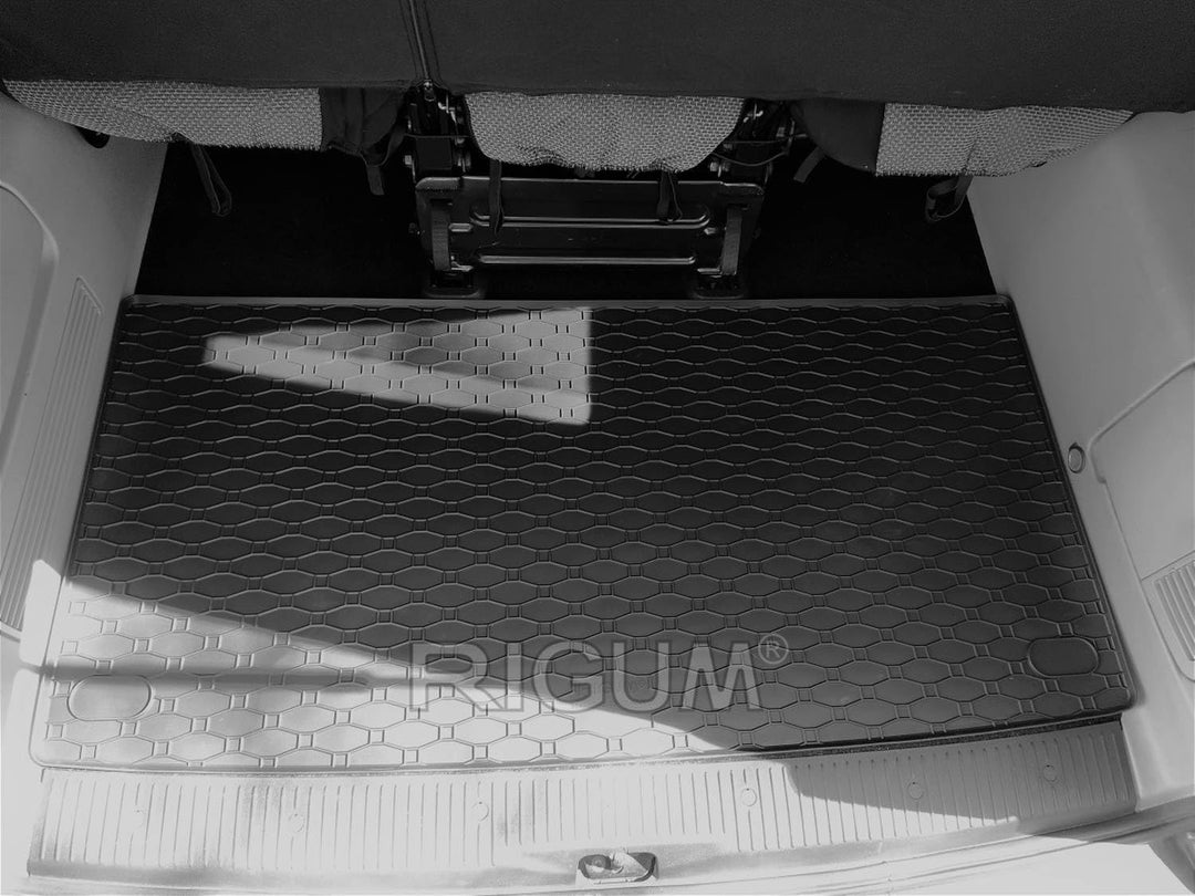 AZUGA Gummi-Kofferraummatte mit erhöhtem Rand passend für VW T5 ab 2003/T6 ab 2015/T6.1 kurzer Radst