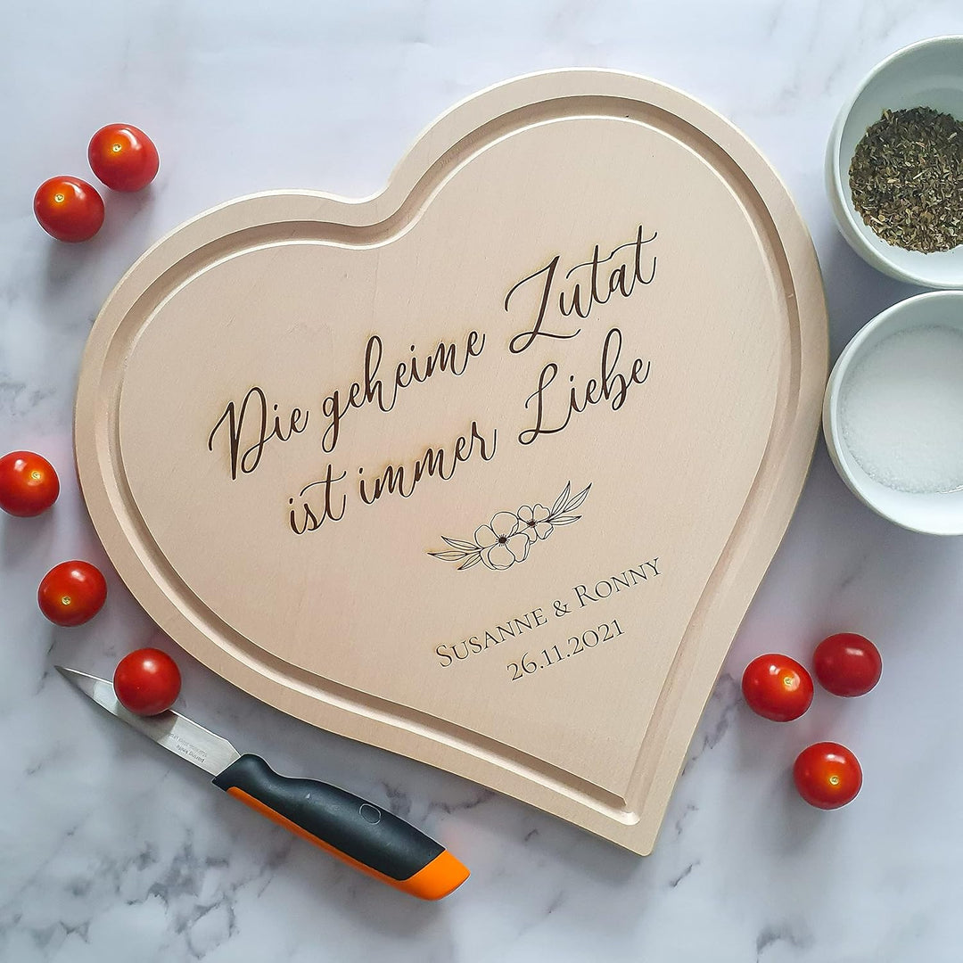 Schneidebrett Personalisiert aus Holz mit Gravur - Holzbrett Herzform als Geschenk zum Valentinstag,