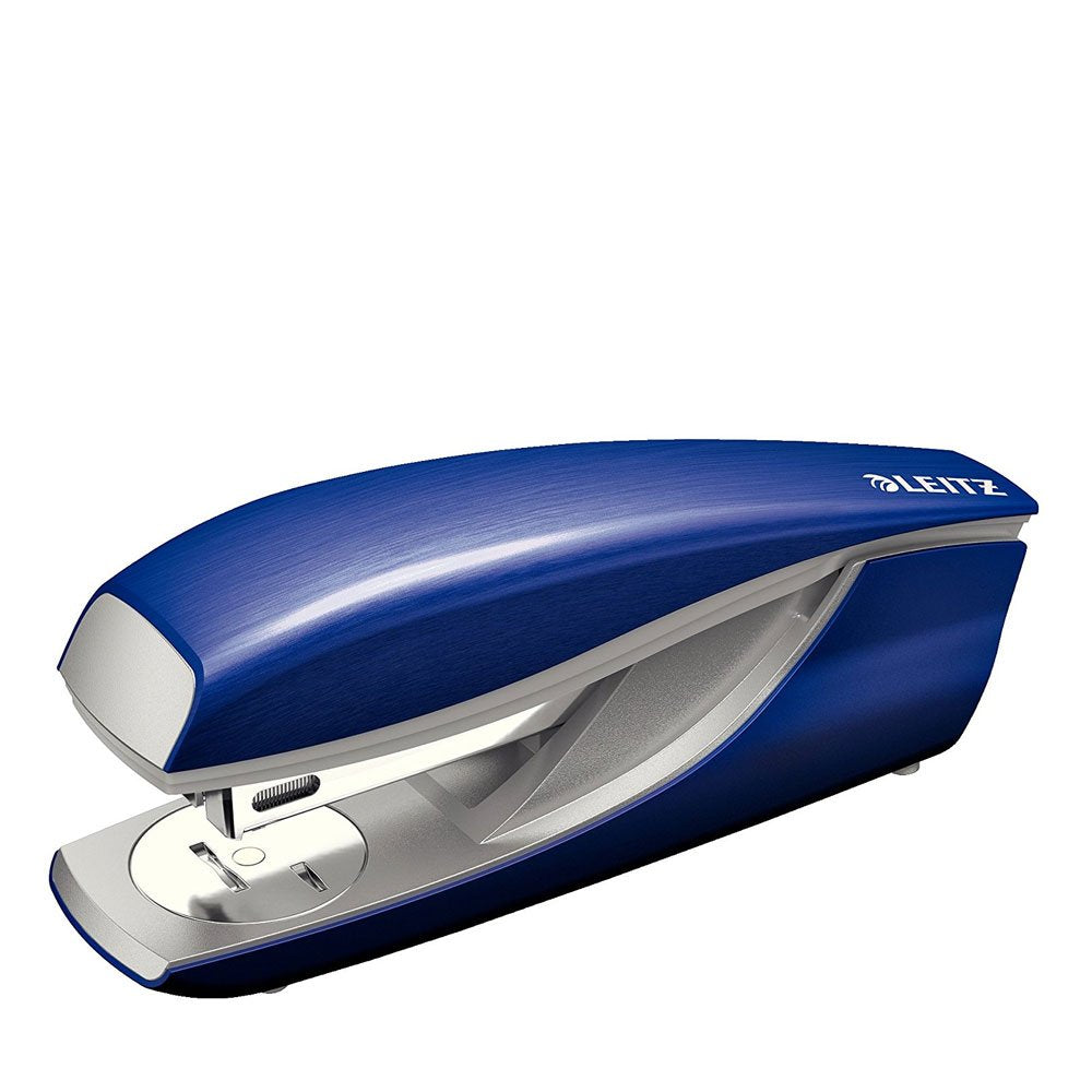 Leitz Büroheftgerät aus Metall, Für 30 Blatt, Inkl. Heftklammern, Ergonomisches Design, Titan Blau,