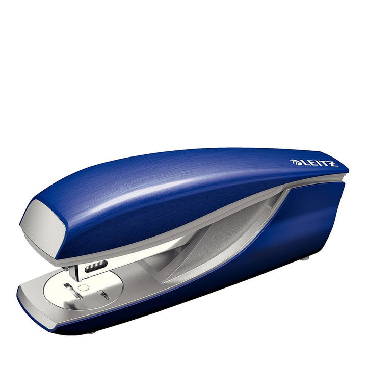 Leitz Büroheftgerät aus Metall, Für 30 Blatt, Inkl. Heftklammern, Ergonomisches Design, Titan Blau,