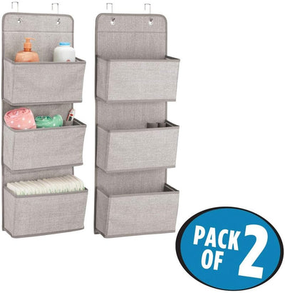 mDesign 2er-Set Hängeaufbewahrung mit 3 Taschen - Kinderzimmer Aufbewahrung für Stofftiere, Windeln