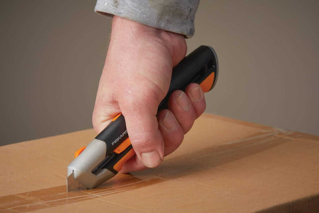 Fiskars Cuttermesser, Länge 19,4 cm, Inklusive Klinge (25mm), Rostfreier Stahl/Kunststoff, Schwarz/O