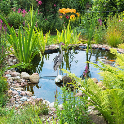 Relaxdays Reiher Gartenfigur, 2er Set, gegen Fischreiher, für Gartenteich, mit Erdspiess, Kunststoff