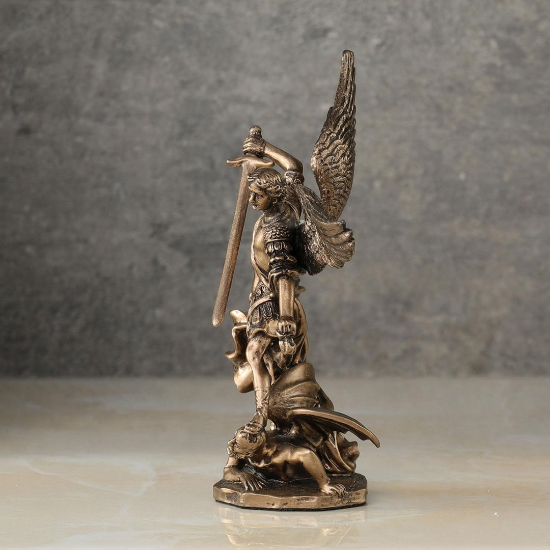 Erzengel St. Michael Slaying Demon Statue, 10,2 cm