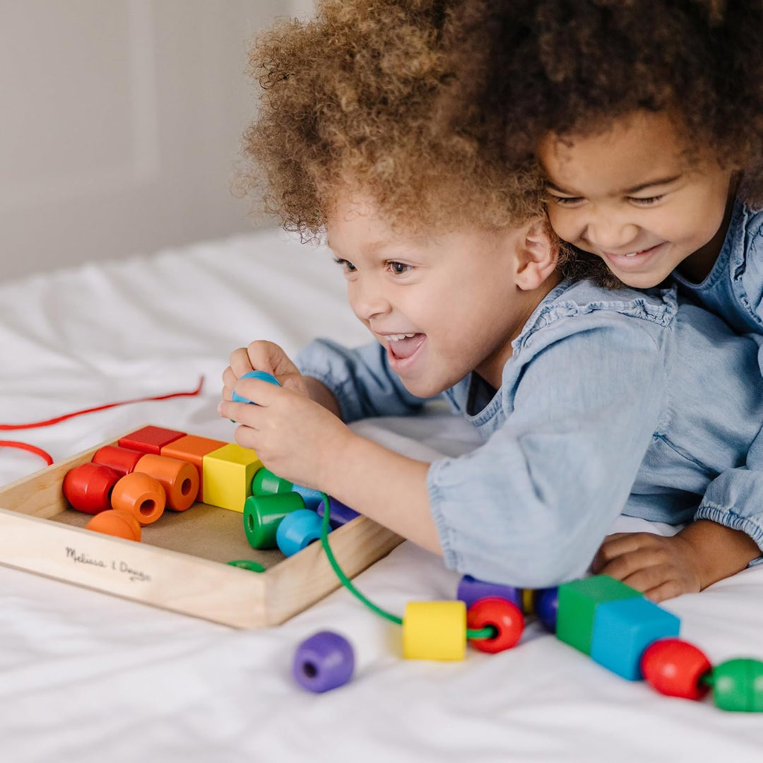 Melissa & Doug Fädelspiel mit Holzperlen für Kinder ab 3 Jahren, grosse Perlen in verschiedenen Form