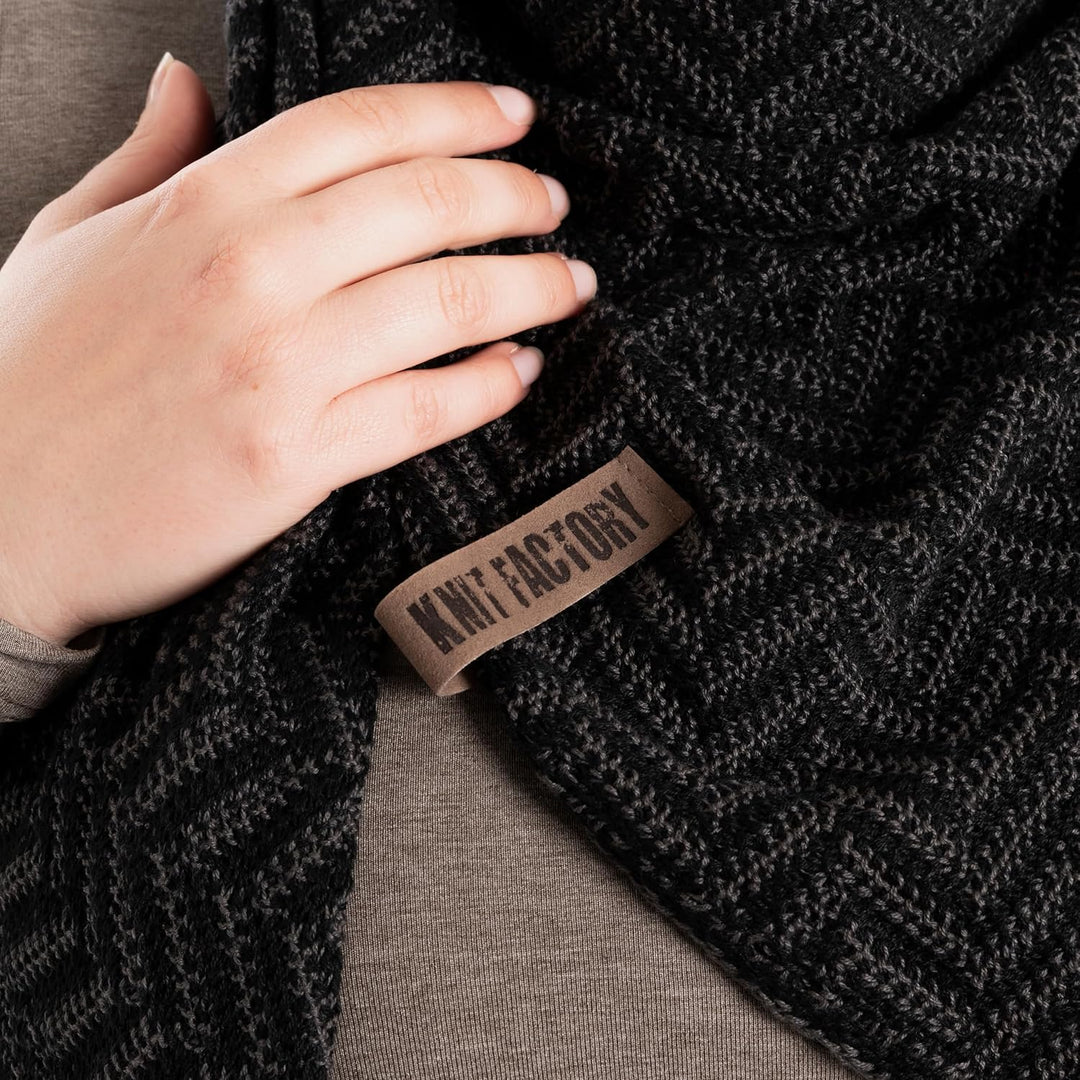 KNIT FACTORY - Dreiecksschal Vera - Damen Strickschal mit Wolle - Umschlagtuch für den Herbst und Wi