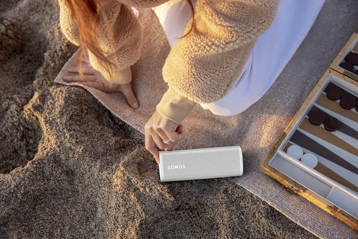 Sonos Roam SL (Weiss). Kompakte Grösse und hochwertiger Sound für zuhause und unterwegs mit diesem l