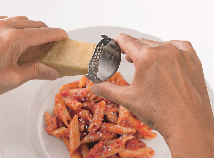 Victorinox Käsereibe, Kompakt, mit Feiner Schneide, Metallgriff, Swiss Made, Spülmaschinenfest A One