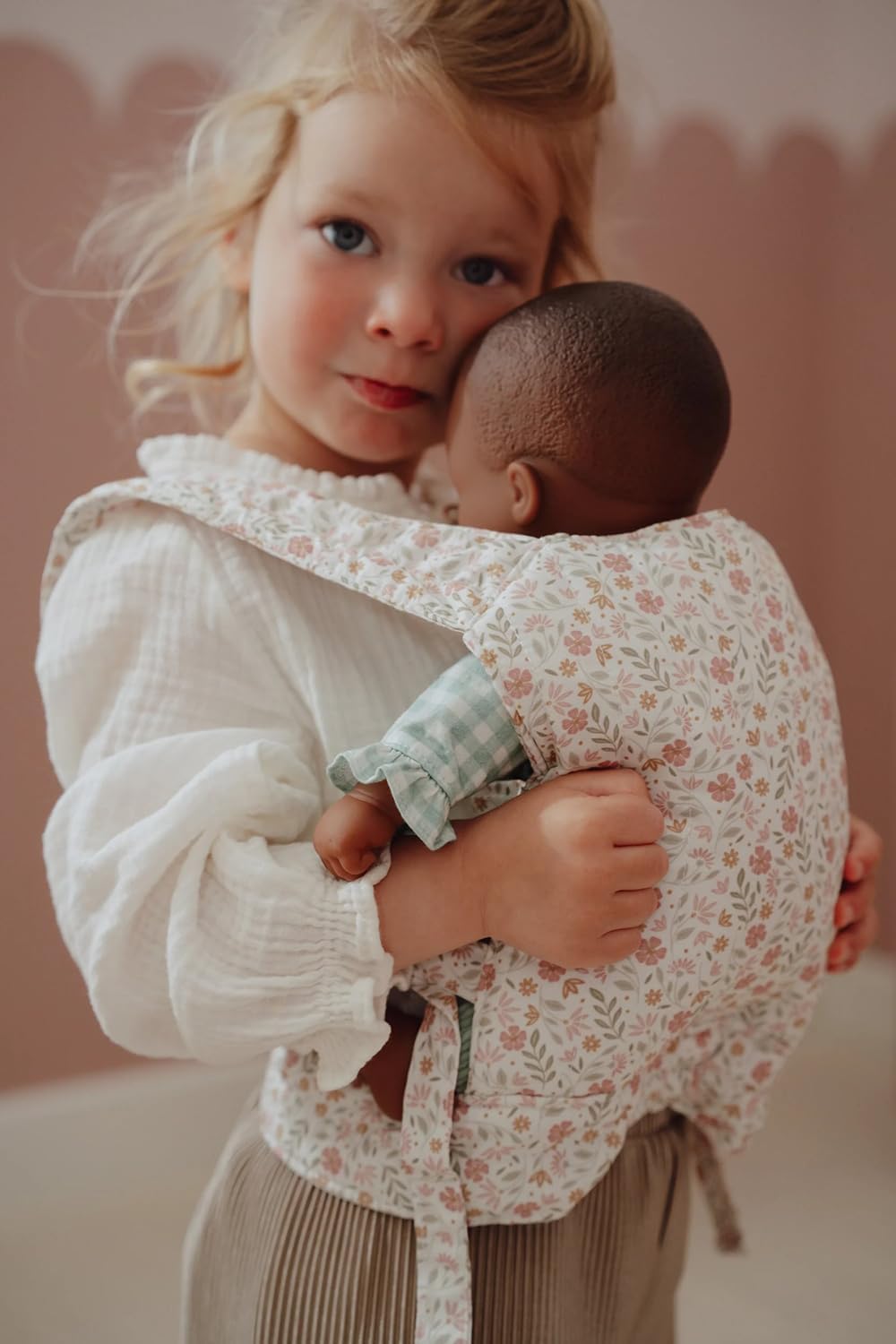 Little Dutch Puppentrage Bauchtrage für Puppen Babypuppen oder Plüschtiere mit Schultergurte und ver