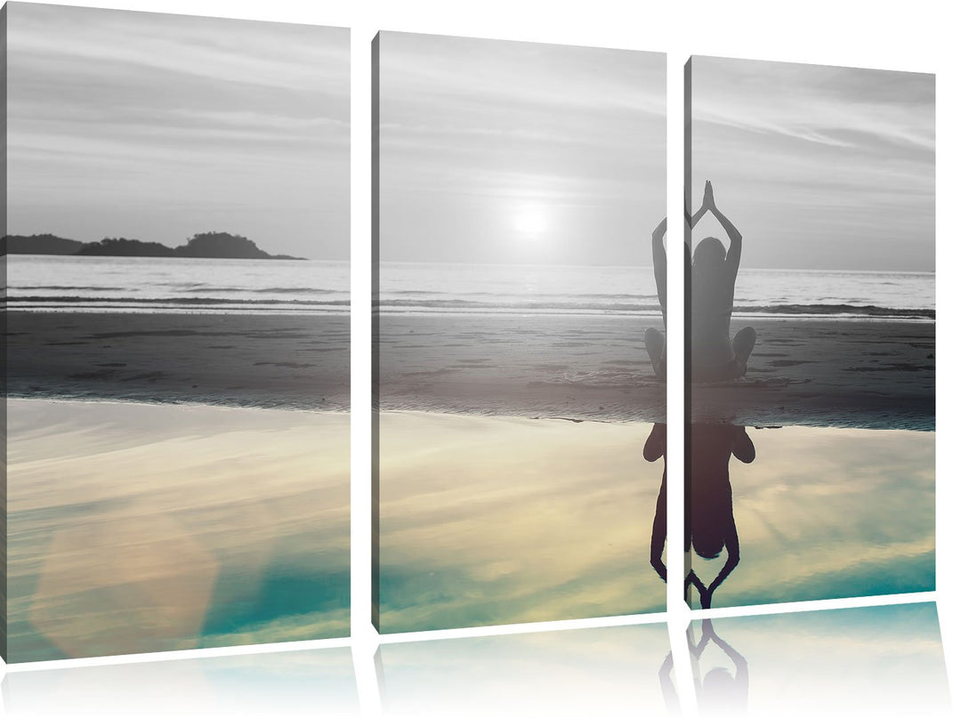 Pixxprint Frau in Einer Yogapose am Strand B&W Detail 3-Teiler Leinwandbild 120x80 Bild auf Leinwand