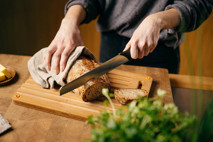 Fiskars Brotmesser mit Wellenschliff, Essential, Kunststoff/Edelstahl, Klingenlänge: 23 cm, Schwarz/