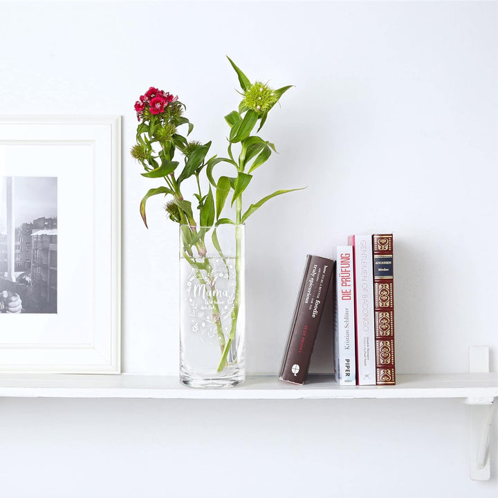 Casa Vivente Runde Blumenvase mit Gravur für Mama, Wir haben Dich lieb, Glasvase für Schnittblumen,