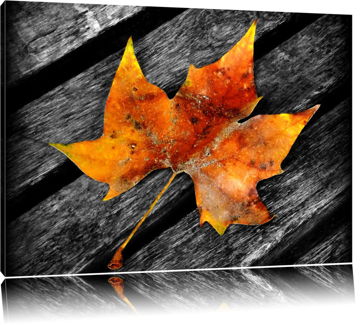 kleines Herbstblatt auf Holz schwarz/weiss auf Leinwand, XXL riesige Bilder fertig gerahmt mit Keilr