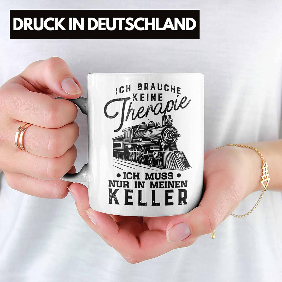 Trendation - Modelleisenbahn Tasse Geschenk für Eisenbahner Spruch Ich Muss In Meinen Keller (Weiss)