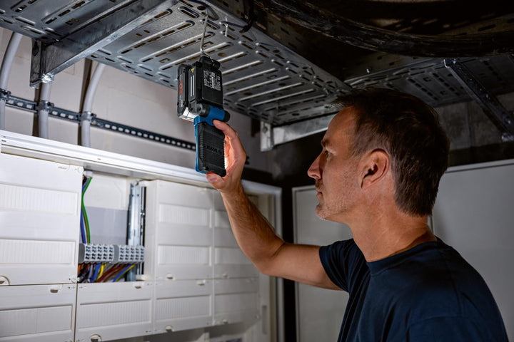 Bosch Professional 18V System Akku-Leuchte GLI 18V-800 (mit 800 Lumen, 20 LEDs, Leuchtenkopf um 360°