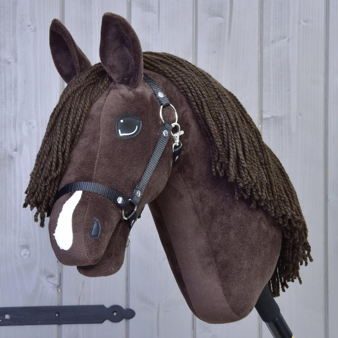 LarDen Hobby Horse Chianti mit schwarzem Halfter - Grösse M, HANDGEFERTIGTES Stockpferd Für Kleine,