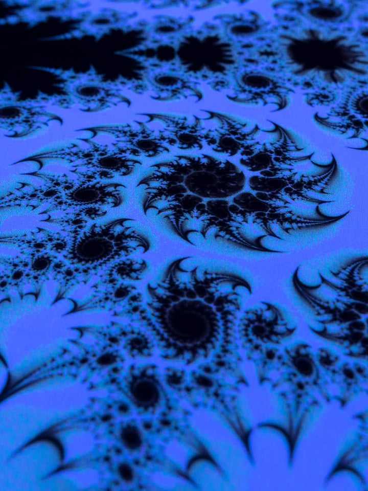 PSYWORK Schwarzlicht Segel Spandex | Drache Fractal White Black I | 3,75 x 1,85m | UV-aktiv | Leucht