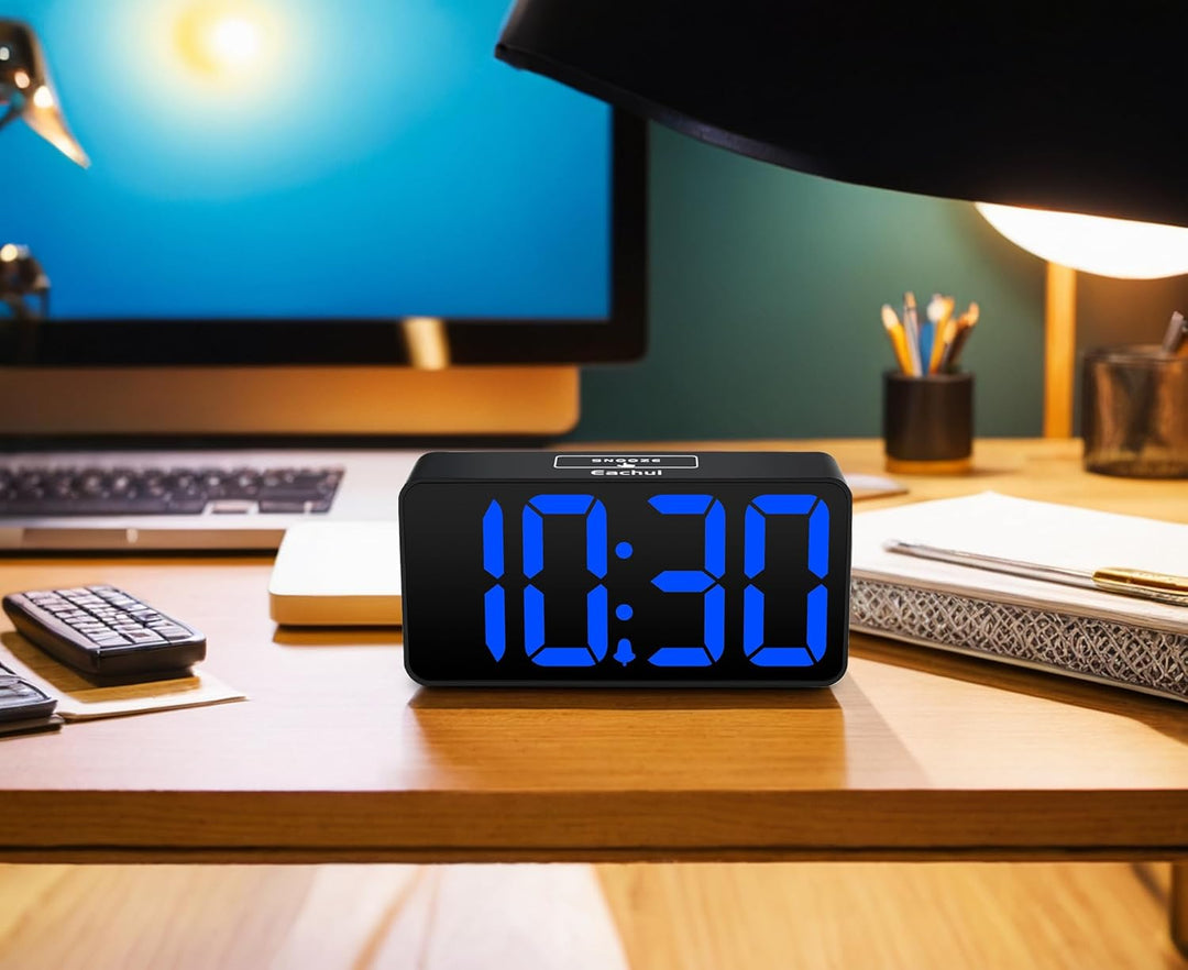 Eachui LED Digitaler Wecker mit USB-Ladeanschluss, Grosse Ziffern Display, Lauter Alarm, Helligkeit