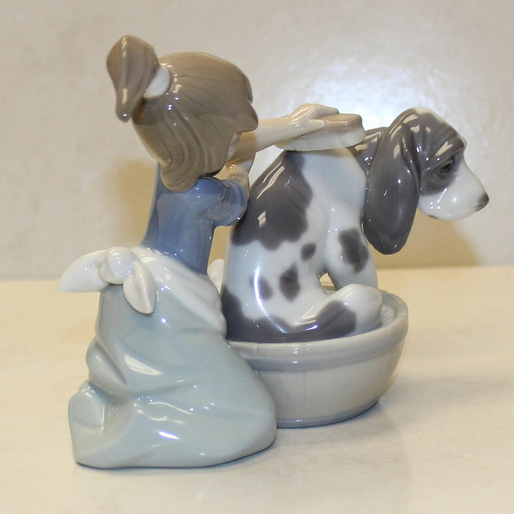 LLADRÓ Mädchen-Figur Hundebad. Mädchen. Porzellan.