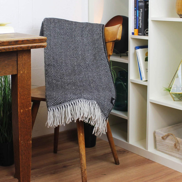 mitienda mit Liebe gemacht Kuscheldecke graue Decke Pfeil, Wolldeck, weiche Decke, Tagesdecke, Sofad
