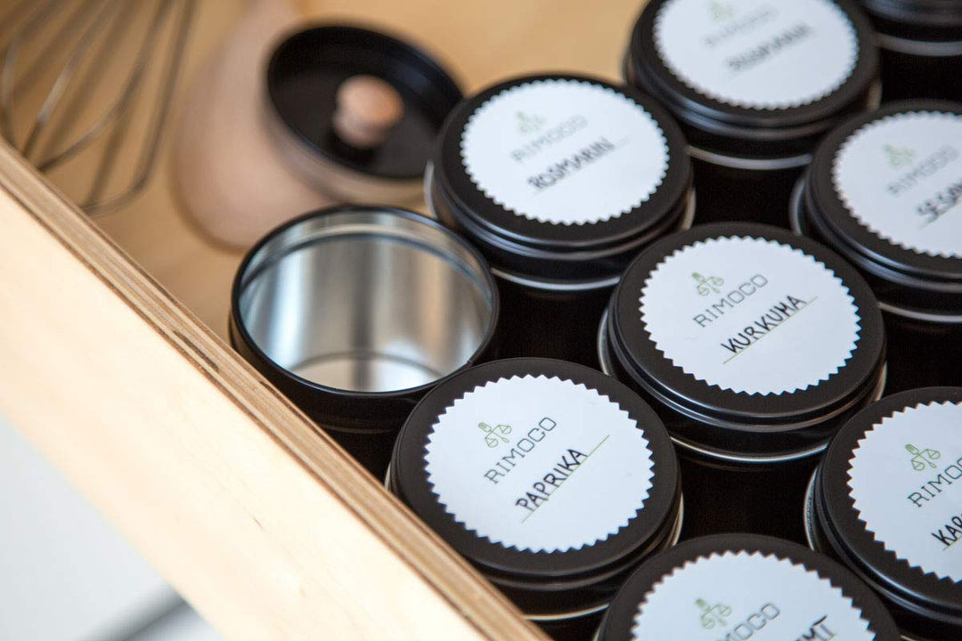 12er Pack Gewürzdosen schwarz stapelbar mit extra Aromadeckel inkl. 6 Etiketten + 2 Streueinsätze |