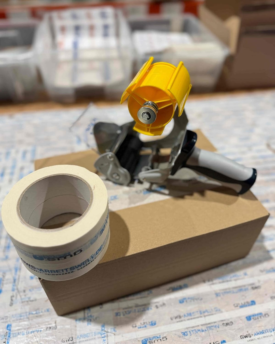 gws Packband Handabroller Professioneller Klebebandabroller mit stabilem Metallrahmen, Sicherheitskl