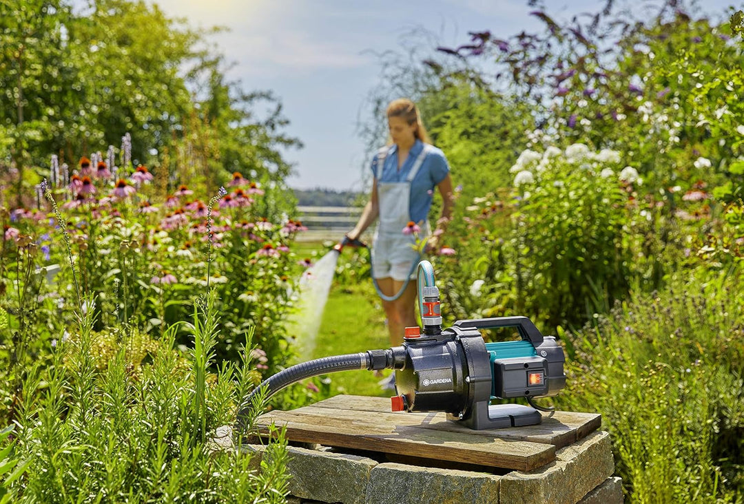 Gardena Gartenpumpe 3700/4 Basic: Bewässerungspumpe mit 3700 l/h Fördermenge & Pumpen-Anschlusssatz: