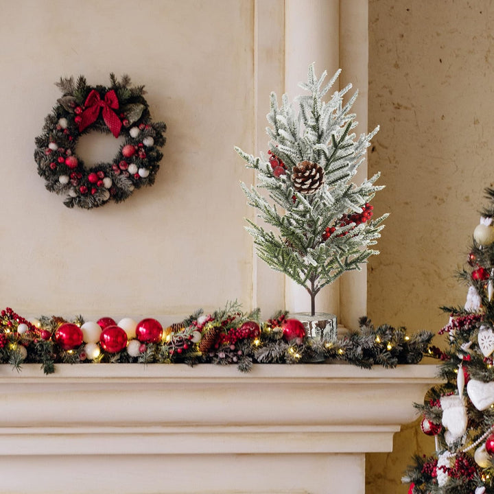 com-four® Deko-Baum Weihnachten - Kleiner Schmuckbaum mit roten Beeren, Dekoschnee, Zapfen - Tischde