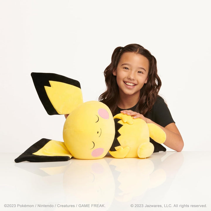 Pokémon PKW3113 - 45cm Schlafendes Plüsch - Pichu, offizielles Pokémon Plüsch, Pichu