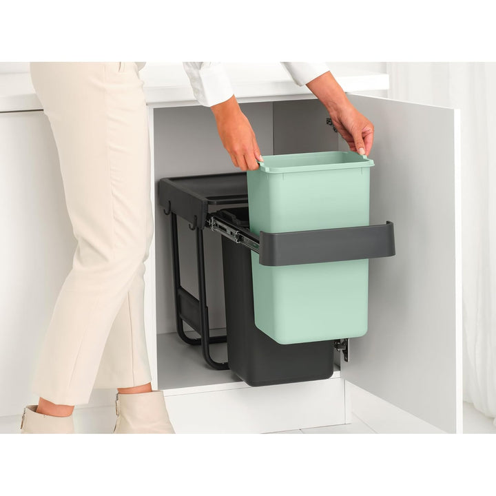 Brabantia Sort & Go Ausziehmülleimer | 2 x 15 l Einbaumülleimer für die Unterschranktür | Integriert