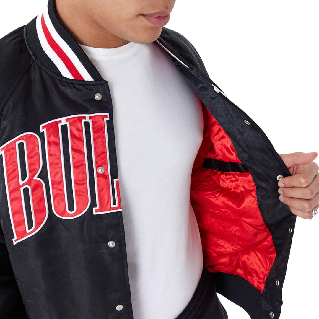 New Era NBA Applique Satin Chicago Bulls Jacke Bomberjacke schwarz, M