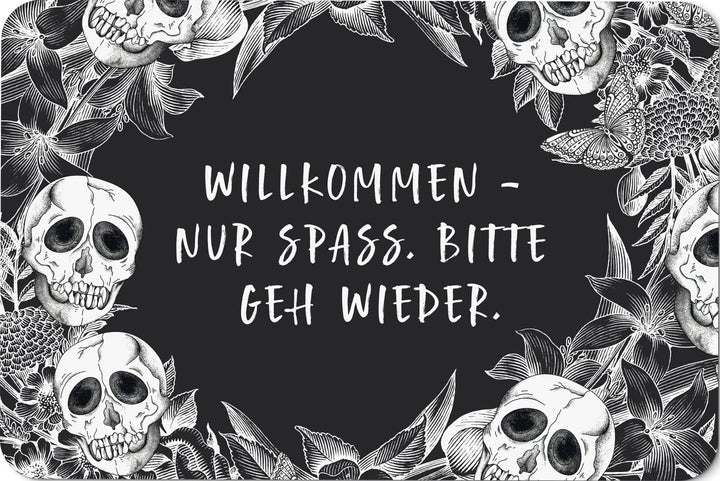 Tassenbrennerei Fussmatte mit Spruch: Willkommen - nur Spass. Bitte GEH Wieder. - Totenkopf Türmatte