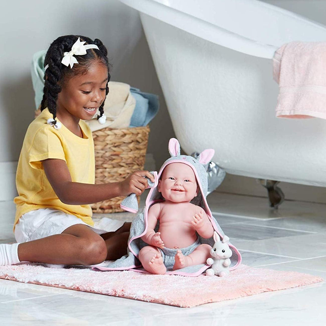 JC TOYS - La Newborn Neugeborene, 38 cm, weiches Vinyl, inkl. Handtuch mit Kapuze und Haustier, Hase