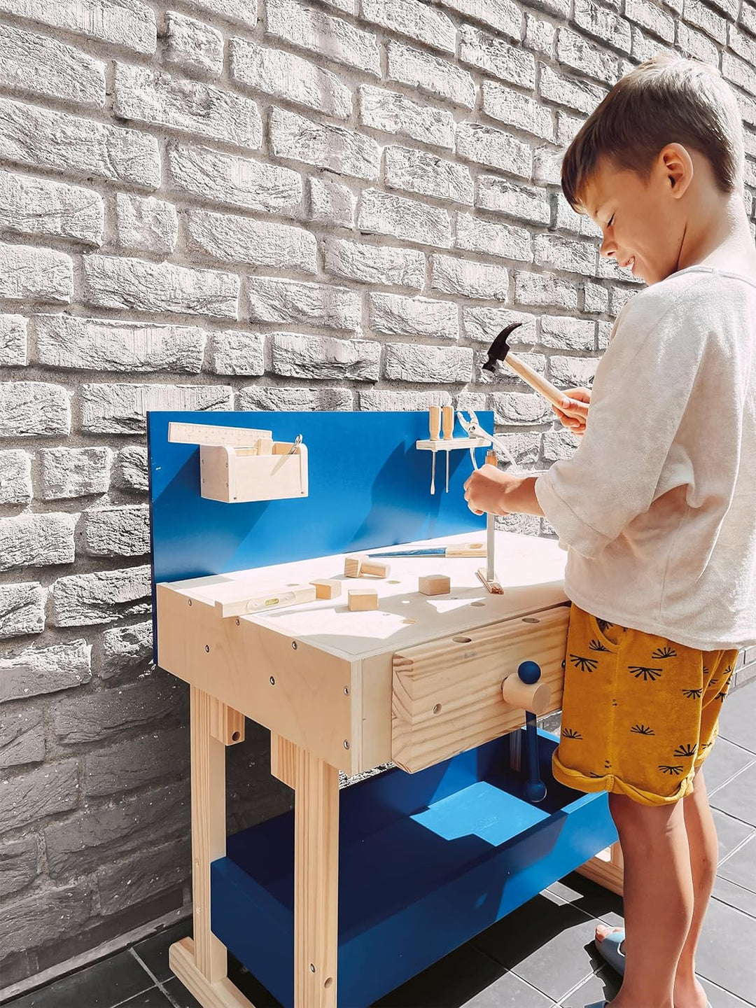 Small Foot Kinder Werkbank in Natur und Blau aus Holz, mit grosser Arbeitsfläche und Werkzeug, ab 8