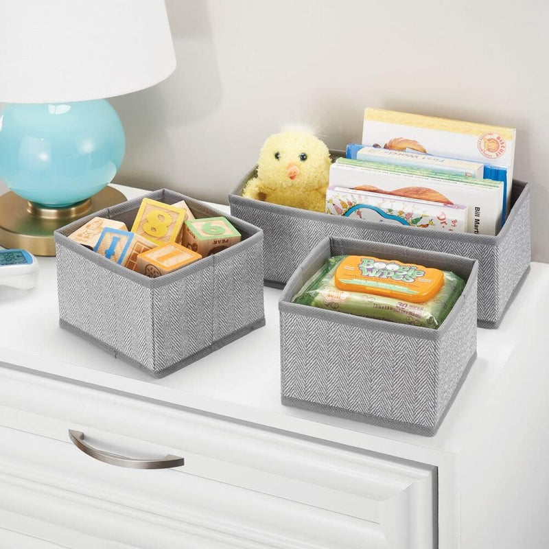 mDesign 2er-Set Kinderzimmer Aufbewahrungsbox aus Kunstfaser mit Fischgrätmuster – Stoff Aufbewahrun