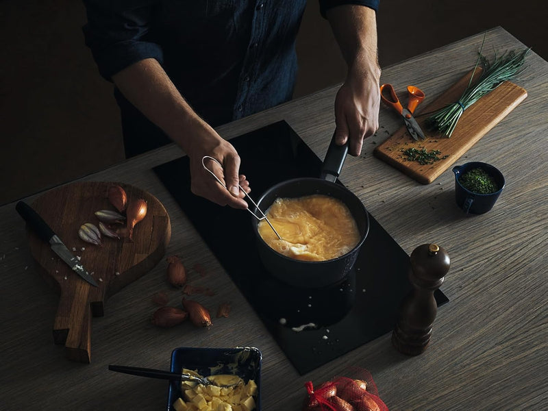 Fiskars Stieltopf mit Deckel, Ø 18 cm, Füllmenge: 1,8 Liter, Für alle Kochfelder geeignet, Aluminium