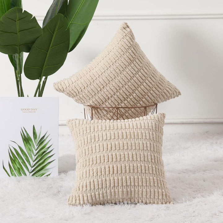 Mandioo 2er Set Beige Plüsch Boho Dekorative Wurf Kissenbezüge 55x55 cm, Super Weich gestreifte Cord