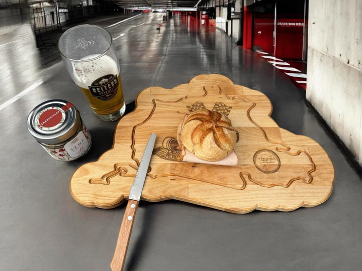 Nürburgring-Brett aus Holz, Frühstücksbrettchen aus der Eifel, Geschenkidee für Motorsport Fans, Ges