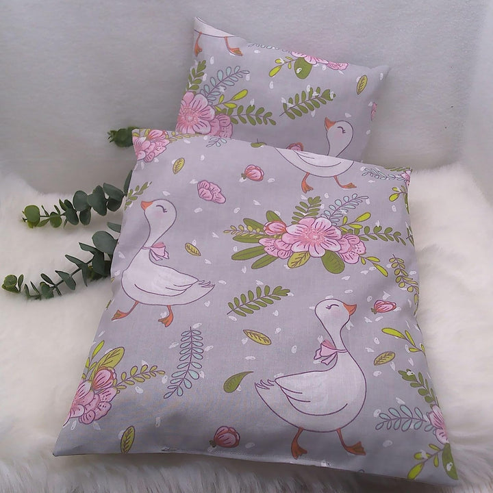 Puppenbettwäsche, Waldfreunde, Hase und Igel, Gänse und Blumen, waschbar Decke 41h x 33b, Kissen 18h