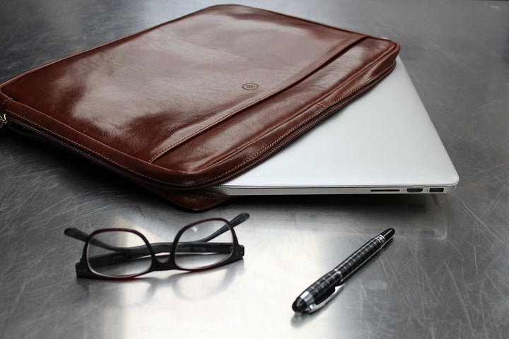 Maxwell Scott Handgefertigte Leder 17'' Laptophülle Davoli in Dunkelbraun, Dunkelbraun