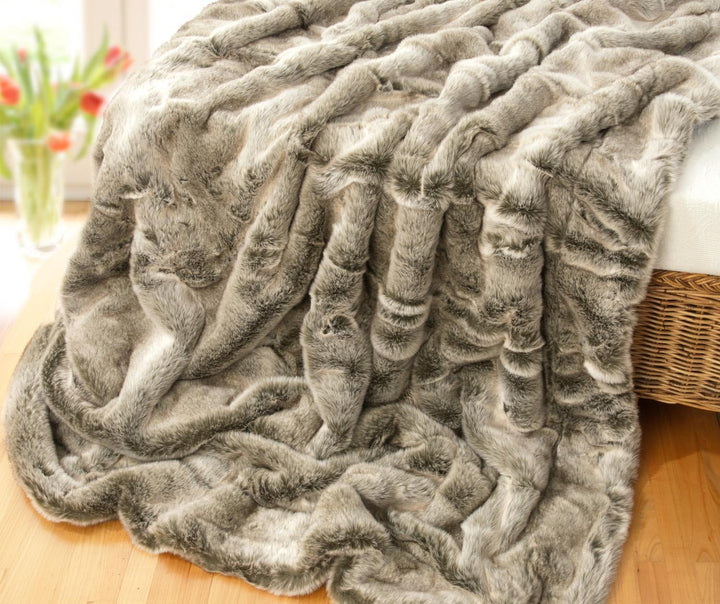Wohnen & Accessoires GmbH & Co. KG Felldecke, Fellimitat 5 Grössen, Webpelzdecke, Grauwolf mit grau-
