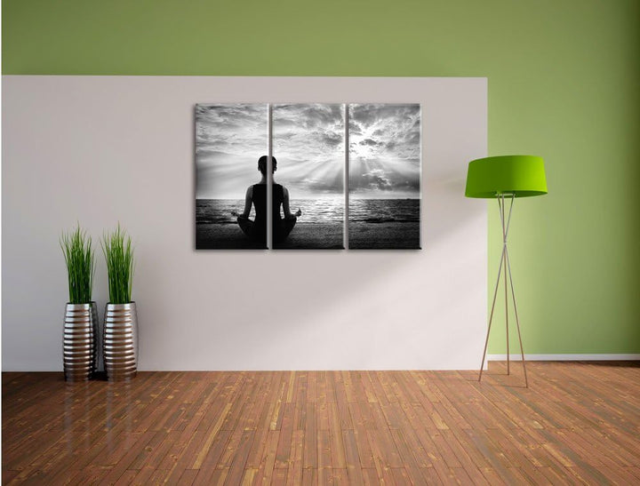 Pixxprint Frau meditiert am Strand als Leinwandbild | Grösse: 3 Teilig (120x80) | Wandbild| Kunstdru