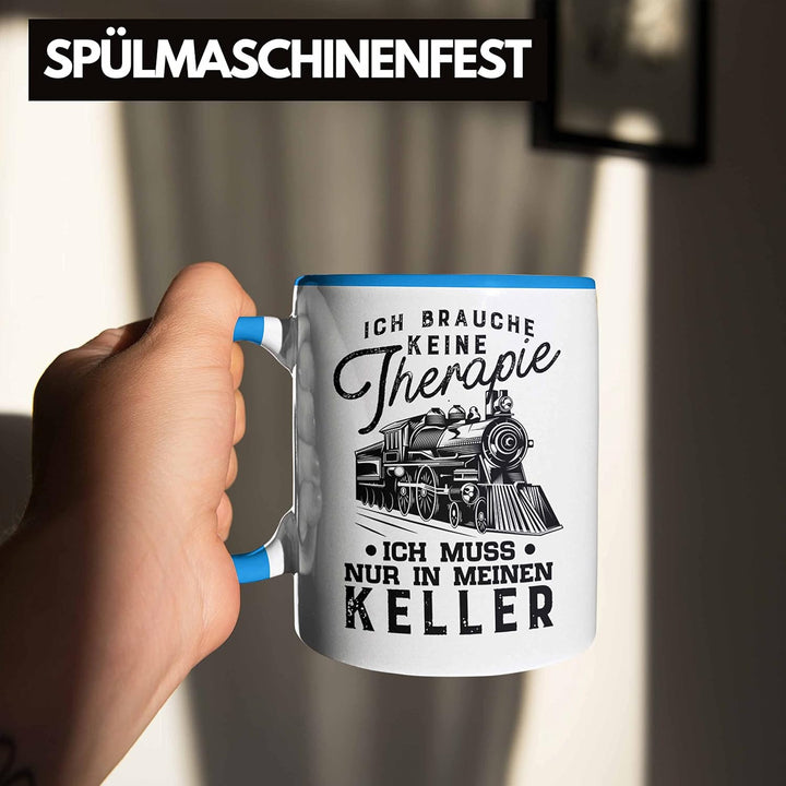 Trendation - Modelleisenbahn Tasse Geschenk für Eisenbahner Spruch Ich Muss In Meinen Keller (Blau),