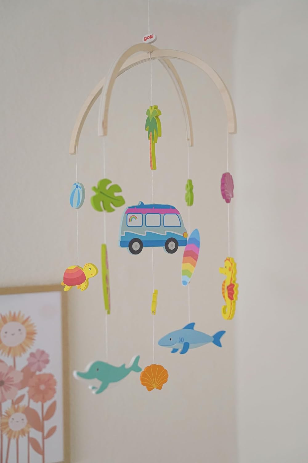 goki 52865 - Mobile Surfer Van aus Holz, beruhigendes Holz-Mobile mit niedlichen Figuren, Thema Meer