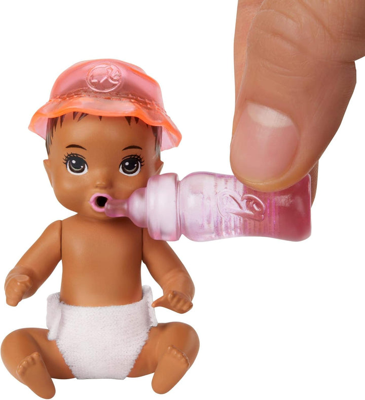 Barbie GHV86 - Skipper Babysitters Inc. Fütter- und Wickel Spielset, Baby-Puppe mit Farbwechselfunkt