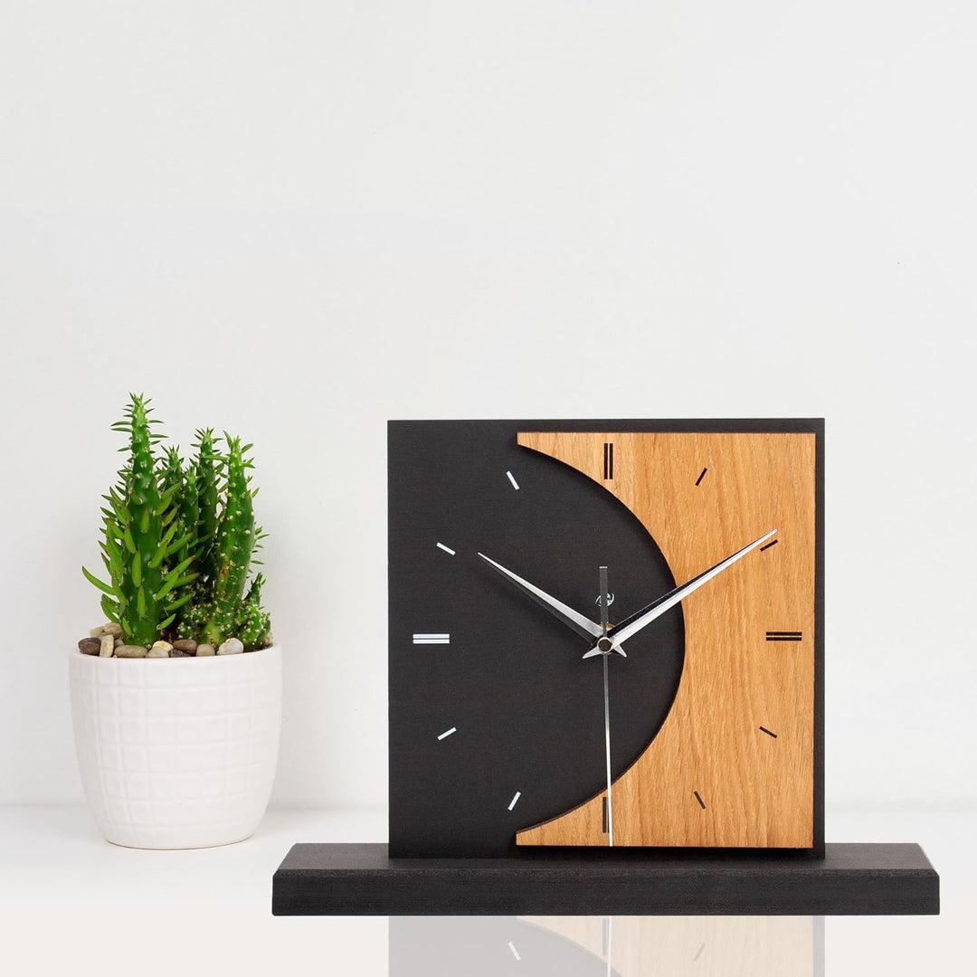 Kreative Feder Standuhr „Brown Moon“ aus Holz – Schwarze Tisch-Uhr ohne Ticken (leises Funkuhrwerk),